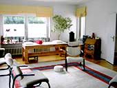 Blick in die Praxisräume von Diplom Psychologe Bernd Müller (Wiesbaden) mit Klangliege im Hintergrund 